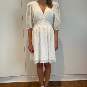 Vit klänning  - Jätte söt klänning 