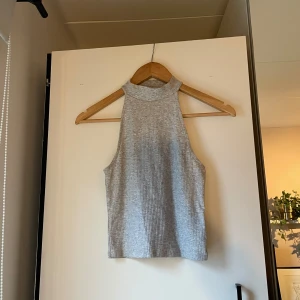Grå topp - Grå halterneck topp från bikbok, storlek s