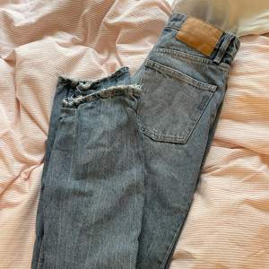 Midrise jeans från zara. Tror storleken är 32/34, har dessvärre klippt bort lappen! 