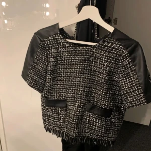 Tshirt med skinn detaljer - Jättefin tröja med skinndetaljer! Jättebra skick! Säljer då den tyvärr  inte används💖 dragkedja i ryggen 