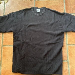 Svart ribbad tröja från Zara - En svart ribbad tröja från Zara i storlek S. Tröjan har en rund halsringning och är långärmad. Den är tillverkad i ett bekvämt material som passar bra för både vardag och avslappnade tillfällen.