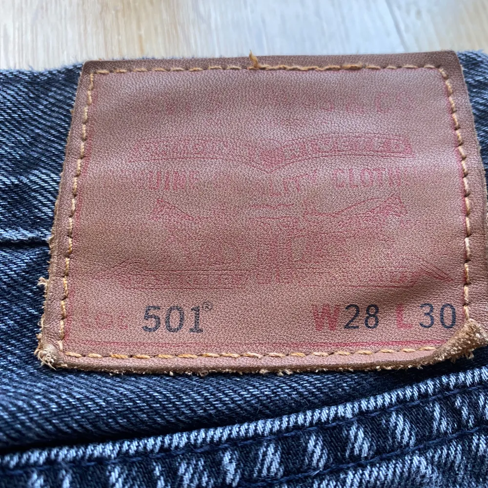 Jeans Levis 501. Med en riktigt snygg svarte färg. Storlek W28-L30. Säljs på grund av att de har blivit för små. Köpta från Levis egna hemsida. Om ni har några övriga frågor eller funderingar är det bara att skriva. Jeans & Byxor.