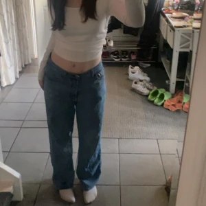 Levi’s ribcage straight ankle jeans - Levi’s rib cage straight ankle jeans, blåa, stl W29 L27. Knappar för gylfen. Använda under en kort period men inte så mycke mer. Mycke bra skick. Väldigt sköna för att vara jeans! Nypris runt 1300