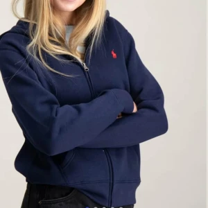SÖKER Ralph Lauren zip hoodie - Söker Ralph lauren zip hoodie i färgen som är på bilden, marinblå med rött märke. Måste vara i bra skick! Inte tvättblekt eller fläckar.  Storlek som passar någon som har 158/164 alternativt XS