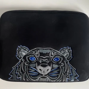 Ipadfodral från Kenzo - Svart ipadfodral med måtten 35 X 27cm (längd X bredd). Dragkedjan är dock trasig därav det låga priset. 