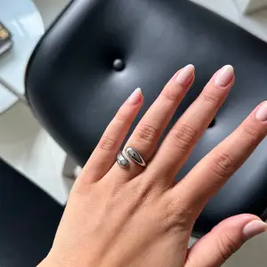 Superfin helt ny justerbar ring, 14K plätering🖤 smyckespåse medföljer