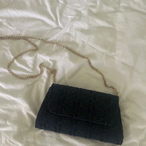 Väska - Väska köpt på Zalando från even & odd. Endast använd en gång💙⚡️ mörk blå
