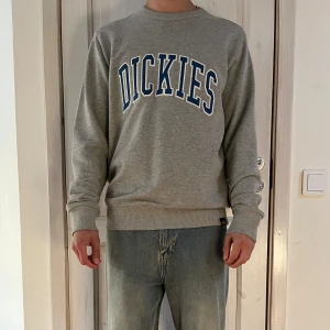 Dickies Sweatshirt - Säljer min dickies sweatshirt. Den är bara använd några fåtal gånger och är i väldigt bra skick! Hör av dig vid funderingar!