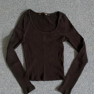 Svart långtröja - Svart ribbad långärmad tröja