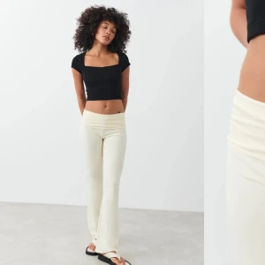 Low Waist pants - Säljer dessa otroligt snygga cream vita low waist pants ifrån Gina tricot. Byxorna är aldrig använda, endast testade. Dock sitter ej prislappen kvar då jag trodde jag vill ha det, men ångrade mig sedan. 