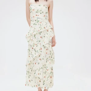 Bandeauklänning med volanger h&m - Slutsåld blommig bandeauklänning med volanger från H&M i storlek S💕Helt oanvänd med lappen kvar