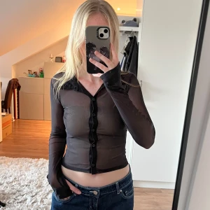Genomskinlig skjorta - Skit cool genomskinlig skjorta/ topp. Storlek XS från H&M💕