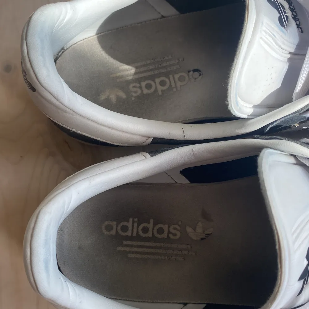 Gråa adidas Gazelle i storlek 45.  Finns en liten defekt bak på vänstra skon (se bild 4) men absolut inget man märker av när man har på skorna.. Skor.