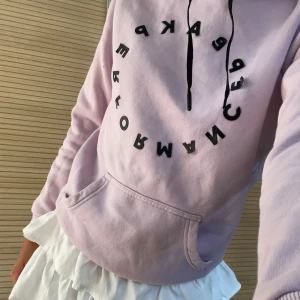 peakperformance hoodie - super fin färg verkligen men tyvärr lite för liten på mig, några av bokstäverna har börjat låstna smått (se bild) annars bra skick💘