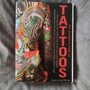 The Mammoth Book Of Tattoos  - Denna gigantiska volym innehåller det allra bästa av det nya verket som möjliggjorts av moderna förbättringar inom tatueringskonst. Här är 500 slående fotografiska bilder av tatueringar, som täcker alla stilar  Nyskick