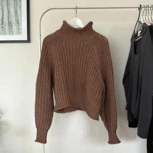 Brun stickad tröja - Brun stickad tröja från H&M i storlek M. Fint skick! 