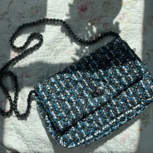 Lapis hollis bag - Jättefin väska från Beck söndergaard💕Säljer på grund av att den inte kommer till användning.  26 x 16 cm. Nypris 849kr Har en defekt på axelbandet men går att fixa, skriv gärna för fler bilder