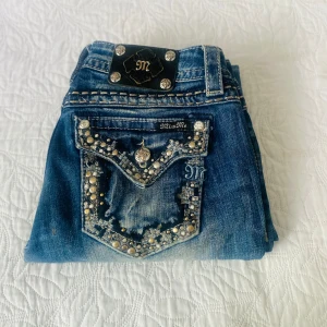 Miss me jeans  - Säljer dom här jätte snygga Low waist, Boot cut jeansen i storlek 29. De har två små hål längst ner på benet men annars är dom i bra skick! Det är bara att höra av er om ni vill ha fler bilder❣️