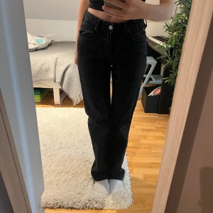 Svarta never-denim jeans  - Sitter väldigt bra i midjan, lite mer åt mid-waist hållet men klassas ändå som low-waist. Jeansen är golvlånga för mig, är cirka 167 cm.  Normal i storleken. W: 26 L: 32