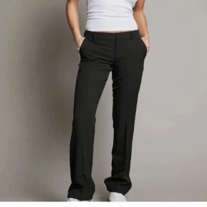 Kostymbyxa VERA från bikbok - Trendig kostymbyxa från bikbok, modellen Vera. Säljer då dom är för korta i benen för mig. Inga som helst defekter då dom är sparsamt använda! Innerbenslängd 81cm, normal längd på deras egna sida. Köptes för 500. Köp gärna med köp nu! 🩷🩷