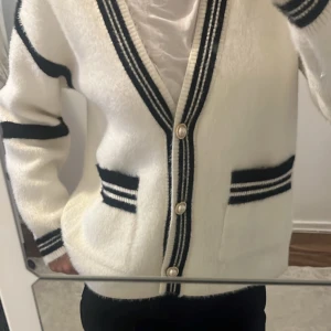 Tröja  - Säljer min vackra tjocktröja som är köpt för inte alls länge sen och är knappt använd materialet är så mjukt och den är helt ny. Finns likadan som jag säljer i svart. Nypris är 500kr