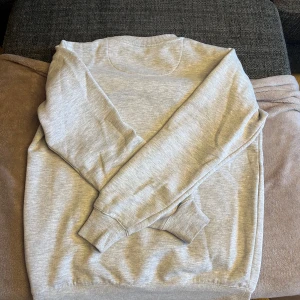 Grå tjocktröja  - Säljer denna gråa tjocktröja utan något tryck eftersom den inte används. 