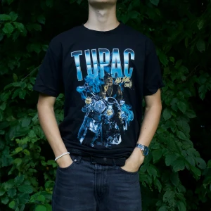 Svart Tupac T-Shirt - Modellen är 180cm