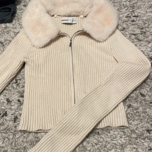 Topp från berskha  - Jätte fin topp med päls på perfekt för hösten, den är lite missfärgad så jag drar ner mycket på priset, ursprungspris är 600kr.