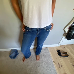 Lågmidjade bootcut jeans! - Lowwaist bootcut jeans köpte secondhand i New York! Bra skick! Osäker på storlek och märke tyvärr!!