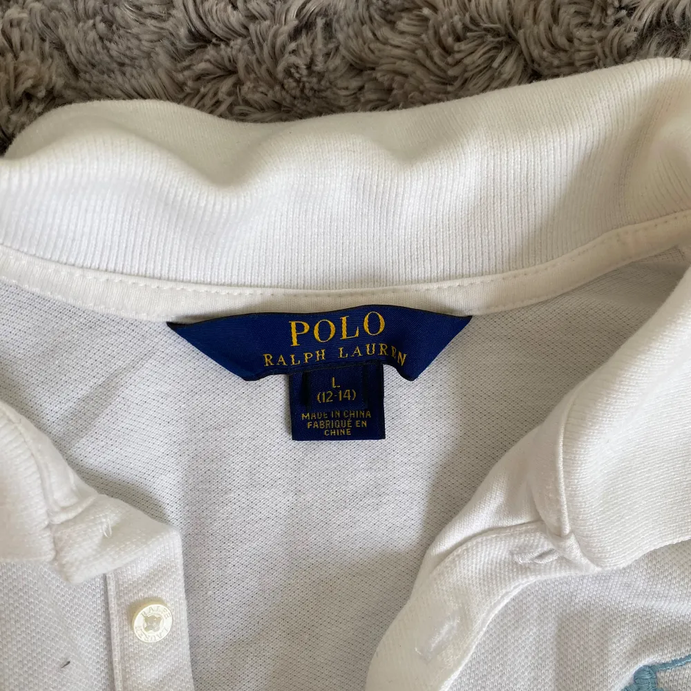 Polo Ralph Lauren piké med en stor ponny i ljusblå färg. Från deras barnavdelning i storlek L (12-14). Sitter som en xs.  Säljer då jag fått en ny. Toppar.