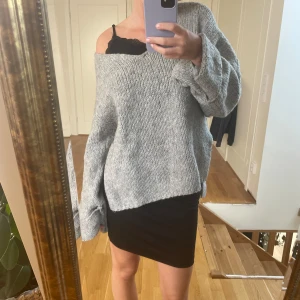 Stickad tröja  - Skit snygg och skön stickad tröja från Gina. Storlek xxs men stor i storleken. Visa ärmar och lite längre i rumpan🩷