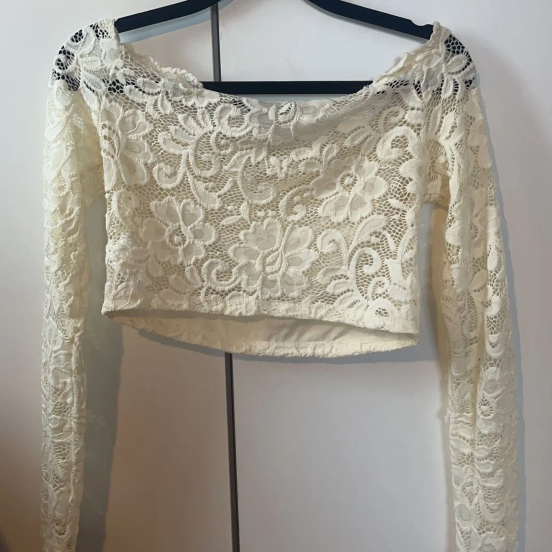 Off-shoulder spets tröja  - 90