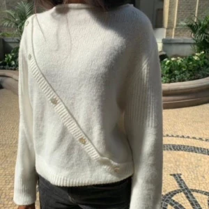 Stickat tröja - Stickad tröja från design by si, använd fåtal gånger🩷