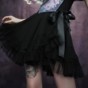 Söt widow kjol - Superfin omlott minikjol med tyll och en satin knytning! Endast använd någon enstaka gång, slutsåld på dollskills hemsida. Väldigt smickrande kjol som tyvärr inte kommer till användning. 