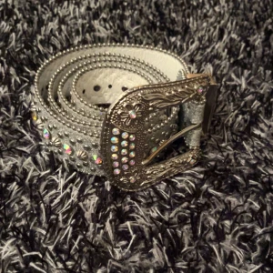 Coolt bälte - Fint glittrigt bälte med massa kristaller på, använder inte längre, bältet har inga skador