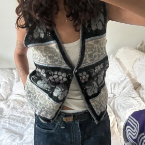 Stickad väst  - Stickad väst som jag köpte i Köpenhamn förra året! 