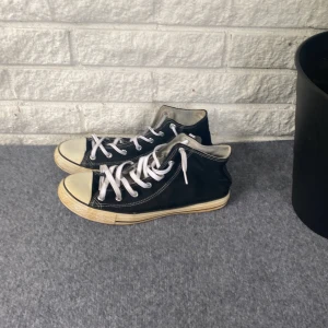 Convers chuck Taylor 70 - Ett par feta convers som jag säljer då de inte passar mig efter jag fått dem av min farsa   Skick 8/10 då de är ett äldre par men inte har fått så mycket användning 