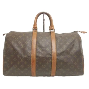 Louis Vuitton Keepall 45 - Den ultimata åkpåsen från Louis Vuitton i modellen Keepall 45. Lämplig för en weekendresa eller som handbagage på ett flygplan. Keepall ger en touch av lyx och stil till alla kläder. Accepteras som handbagage hos de flesta flygbolag!
