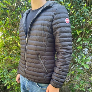 COLMAR DUNJACKA - Tjena, säljer nu min Colmar jacka i storlek 172cm men sitter mer som XS/S. Den är i princip i nyskick och du får med en galge. Jackan är perfekt nu till hösten, den har en luva. Hör gärna av dig, priset är inte hugget i sten!!