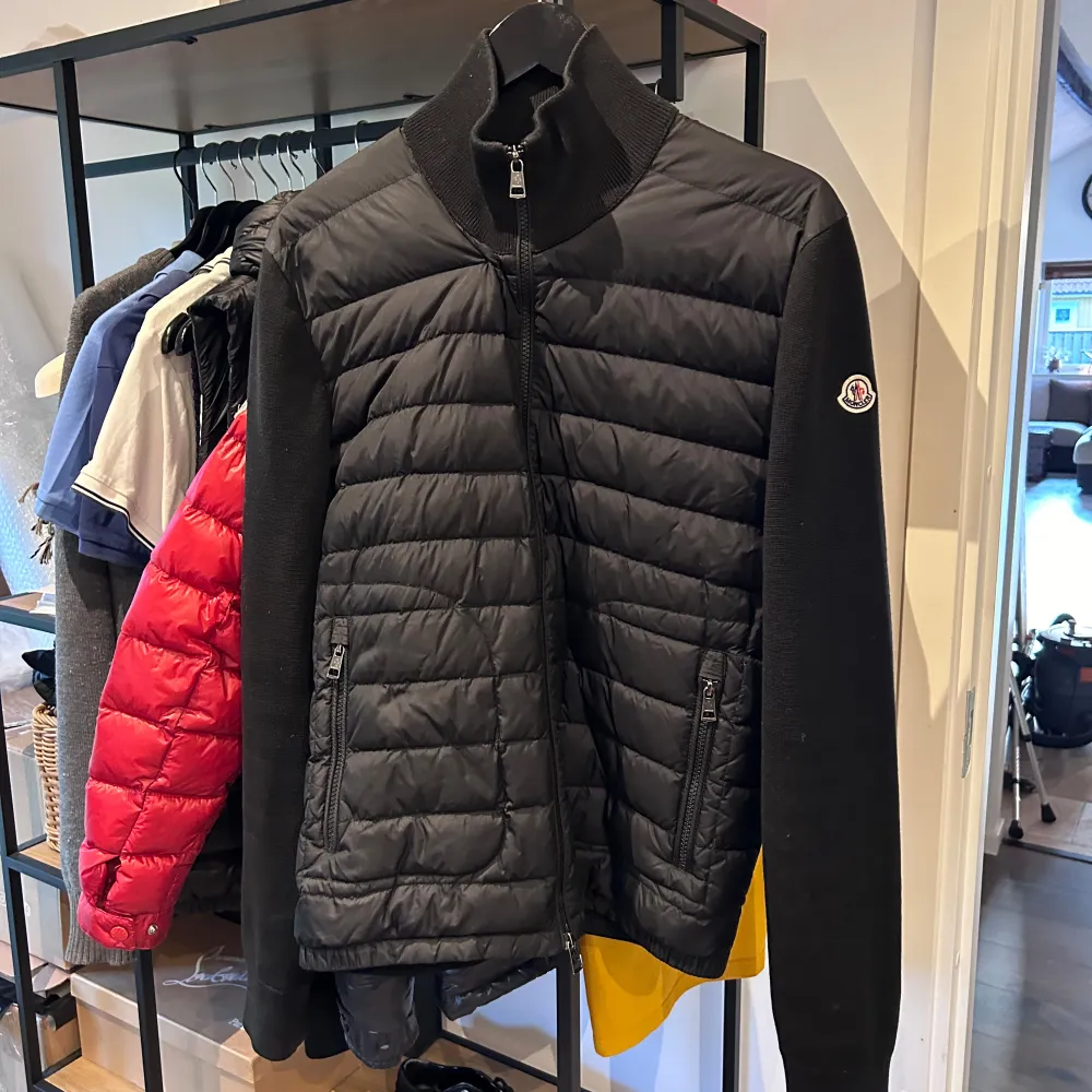 Moncler cardigan i bra skick, liten reva på armbågen annars utmärkt skick. Storlek L passar M, nypris 10.000 mitt pris 4200. Över 70 refs från nöjda kunder finns, bara att skriva vid frågor eller funderingar!. Jackor.