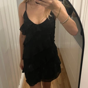 Svart klänning volanger nelly - Svart klänning med volanger från Nelly i storlek 34/S💕