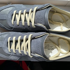 Maison margiela gats - Säljer mina margielas då dem inte används. Skorna är i mycket bra skick utan defekter eller slitningar. Box och dustbags tillkommer. Skorna är i storlek 44, men passar 43 också.