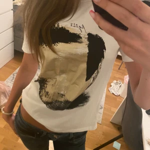 Skitsnygg eftertraktad t shirt från zara! Säljer den bara eftersom att jag inte använder guld längre! - Använd fåtal gånger!
