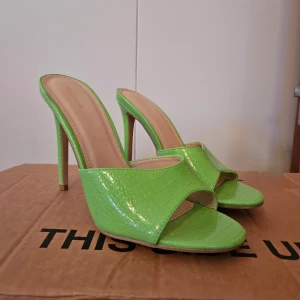 Gröna mules plt! - Gröna mules från pretty little thing! Endast provade men för små till mig, passar stl 38-39.
