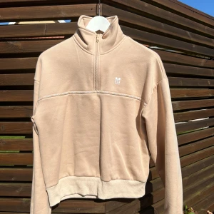 Beige crewneck - Fick i julklapp men föll mig inte i smaken. Ett isländskt tränigs märke och nypris 600kr