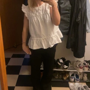 blus - säljer denna vita blus från hm då den aldrig används därav fint skick💕💕