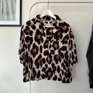 Kortärmad skjorta - Kortärmad skjorta i leopardmönster. I storlek S från H&M. Använd men i fint skick