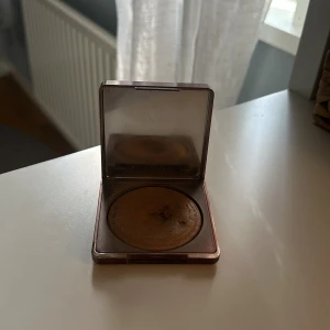 Caia bronzer  - Caia glow bronzer i färgen La digue