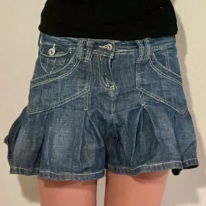 Jeanskjol med volang - Säljer denna jättefina trendiga jeanskjol med volang!! Passar s/m💘💘