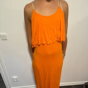 orange långklänning  - Så fin klänning köpt i spanien, plick croppar bilderna, så om man vill se full leangth bild är de bara att skriva!